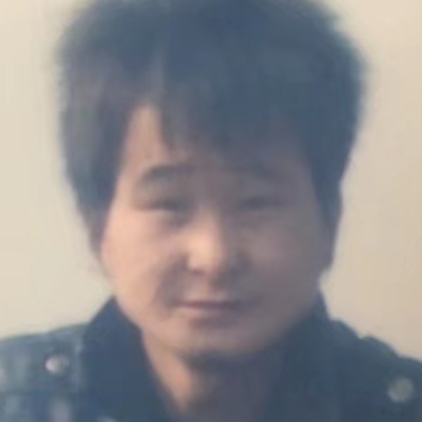 清秀挽手秋月的照片