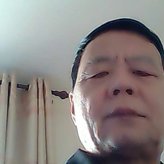 故意浅吻萝莉的照片