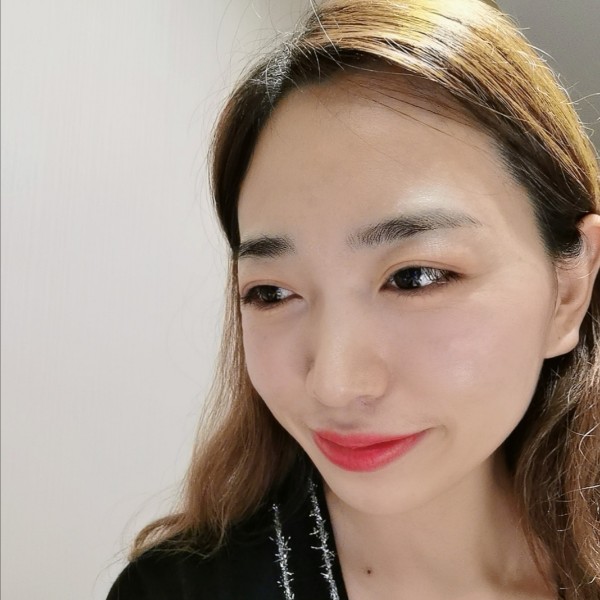 悦耳拿樱桃的照片