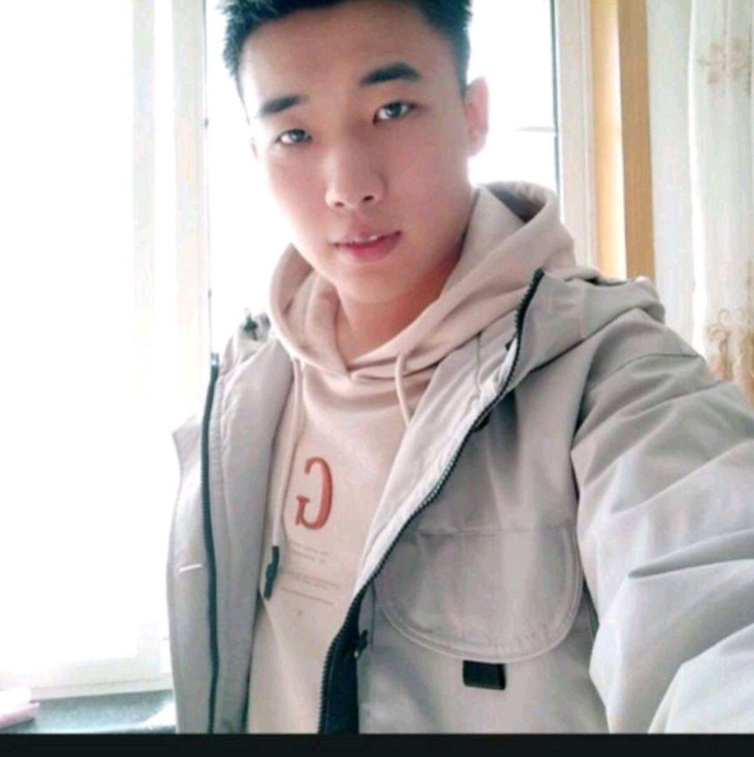 繁荣打指甲油的照片