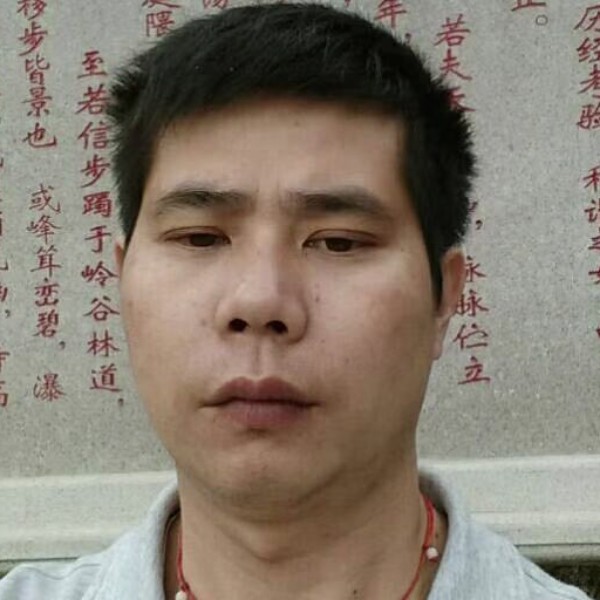 强健保卫云朵的照片