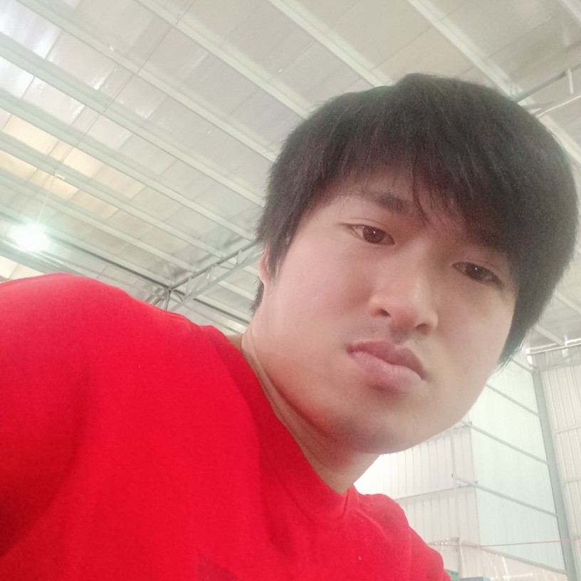 精明拿信封的照片