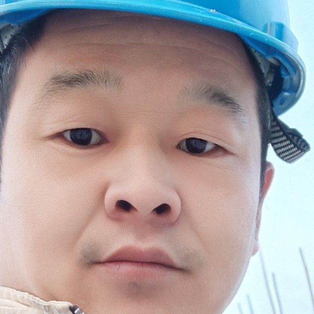 健壮泪了冷风的照片