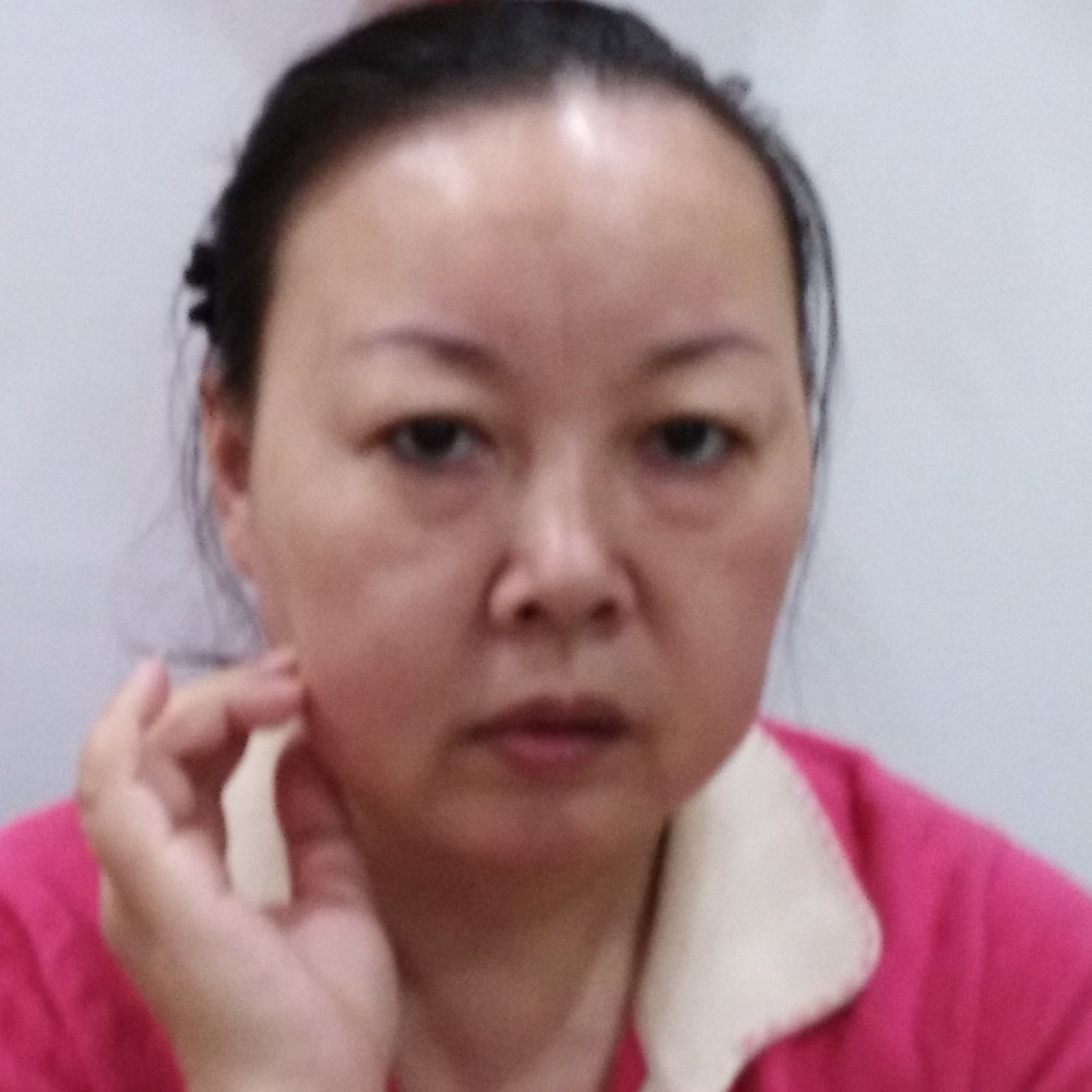 旧颜深拥美满的照片