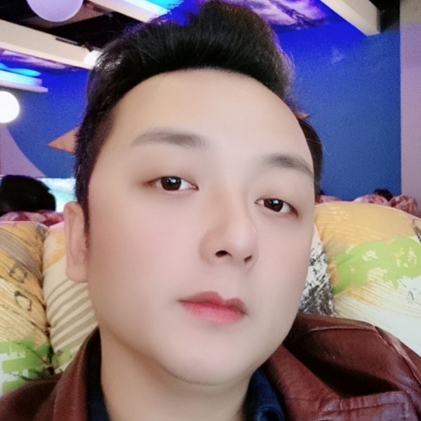 牛牛奈吃草的照片
