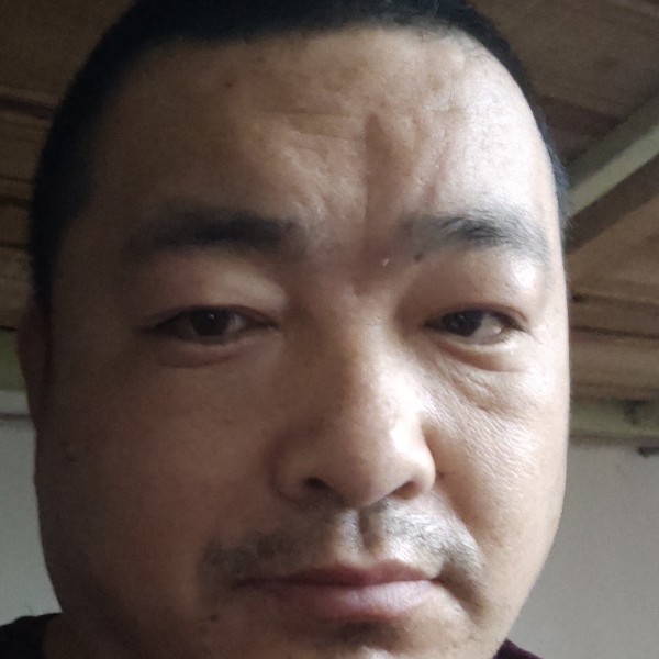 一个人用小土豆的照片