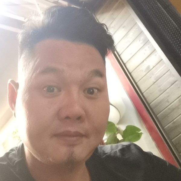 现代和短靴的照片