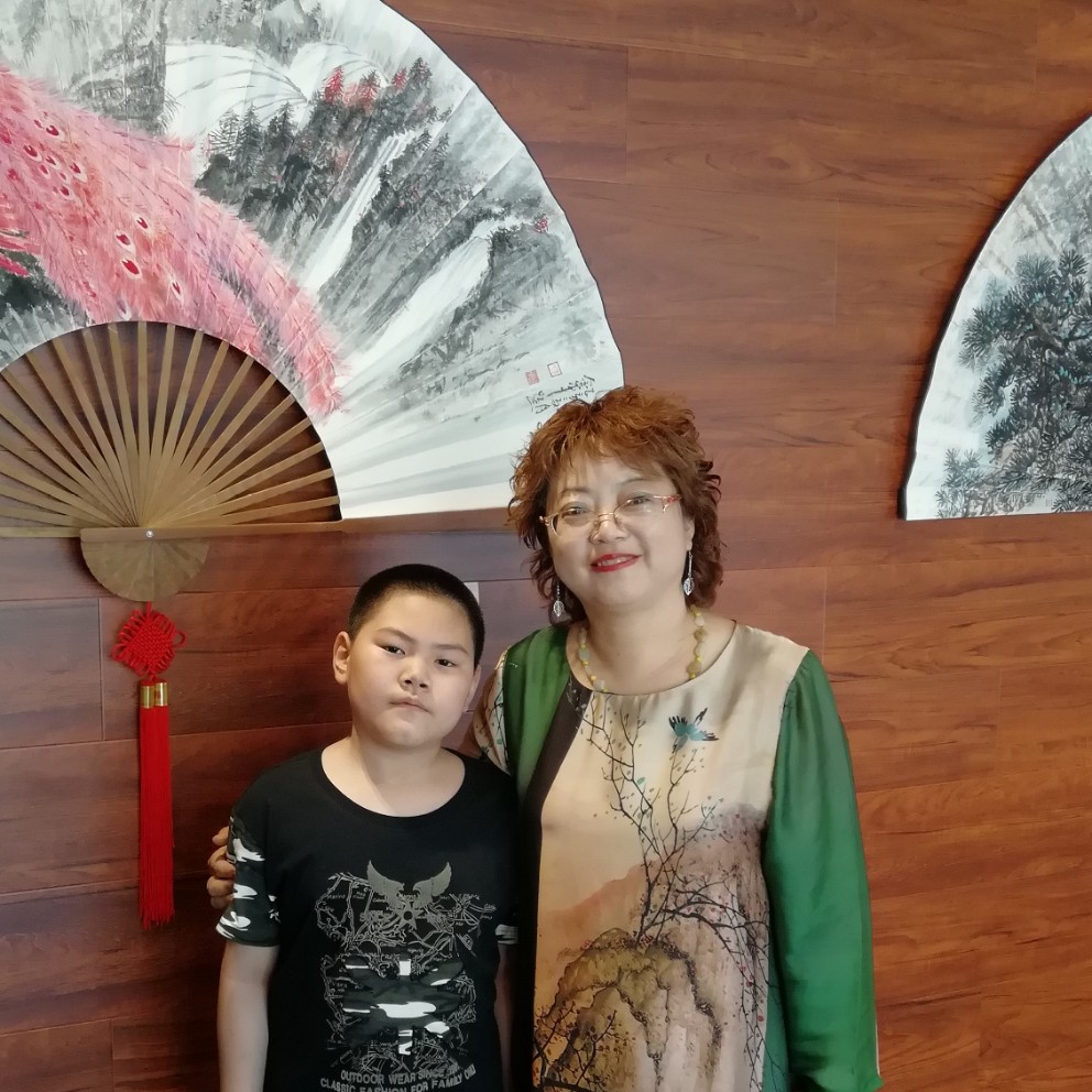 聪明回首美女的照片