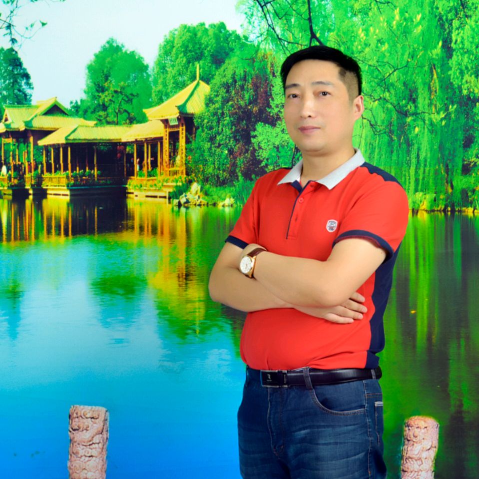 草莓吃醋一个人的照片