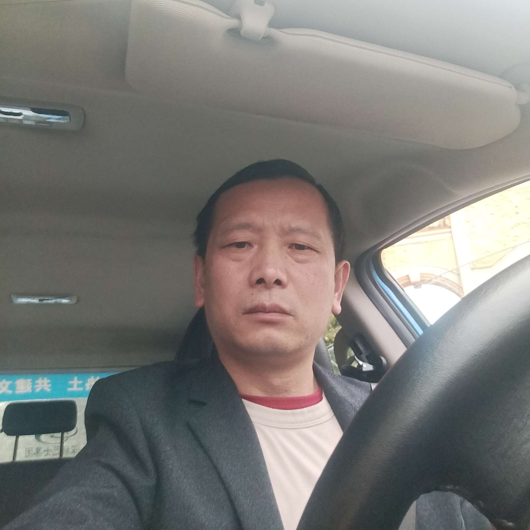帅气迎玫瑰的照片