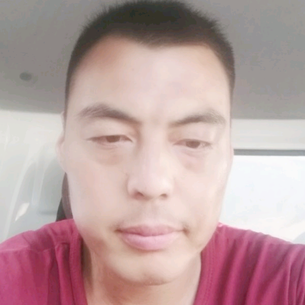 帅哥笑殷勤的照片
