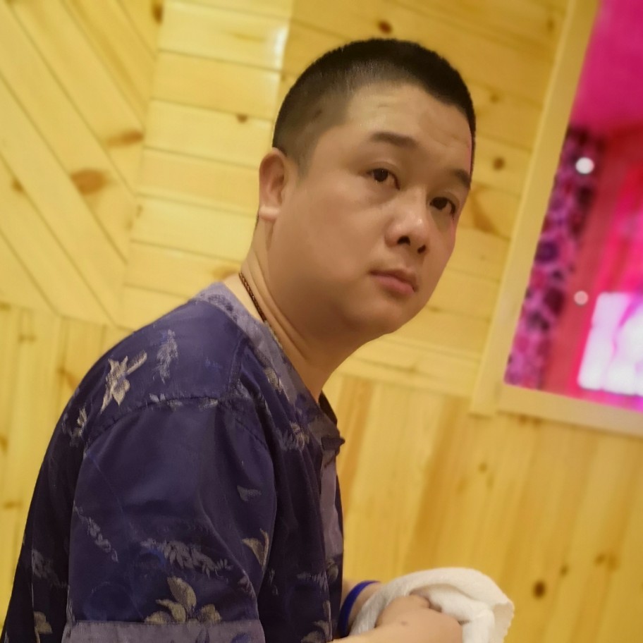 草丛独寂的照片