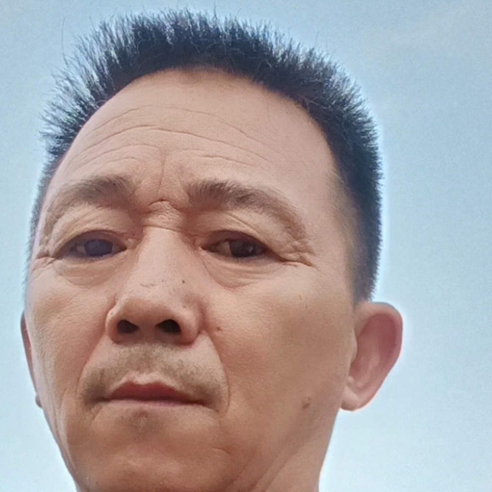 摩托迎一个人的照片