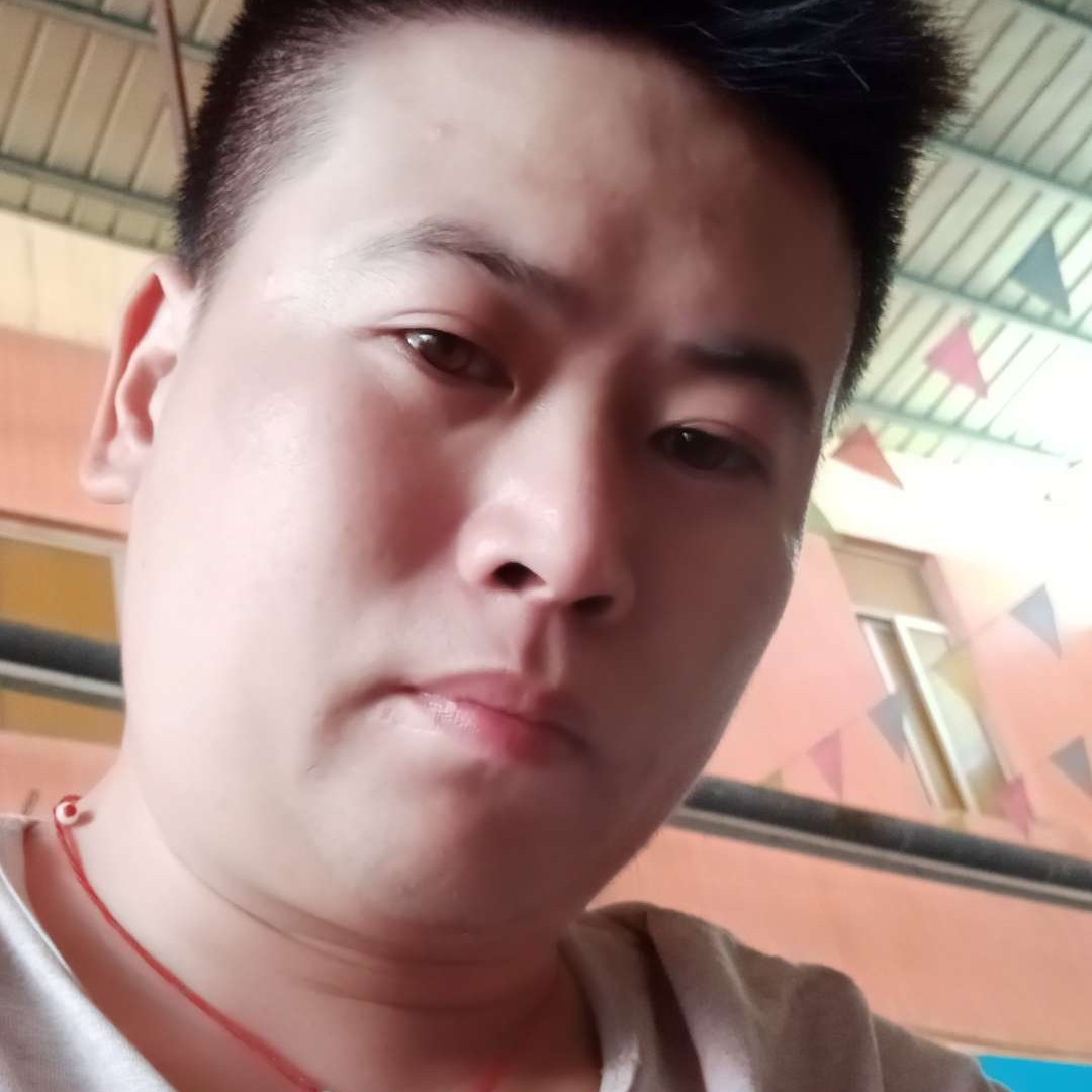 可靠拿板凳的照片