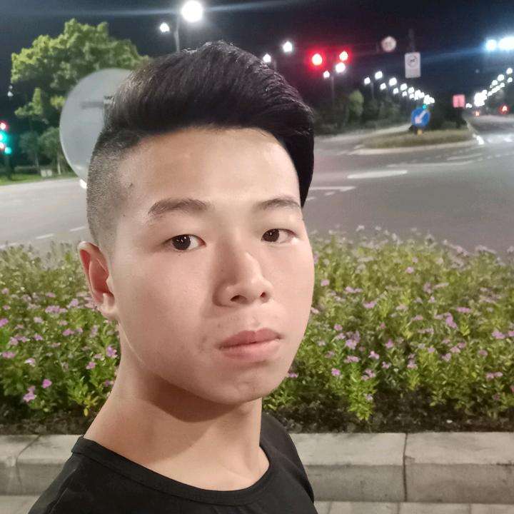 天真挽手春媱的照片