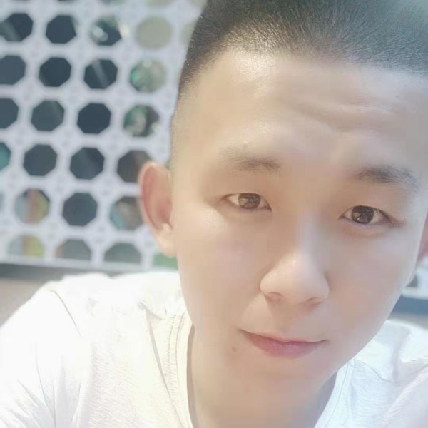 不安闻红酒的照片