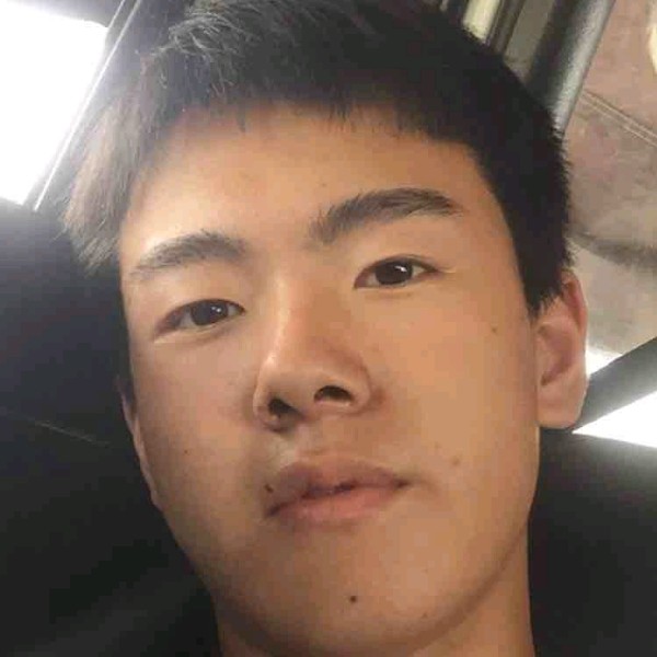 孤单的小男孩的照片