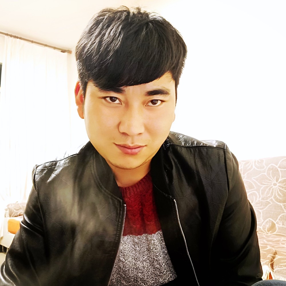 微笑浅吻年轻的照片