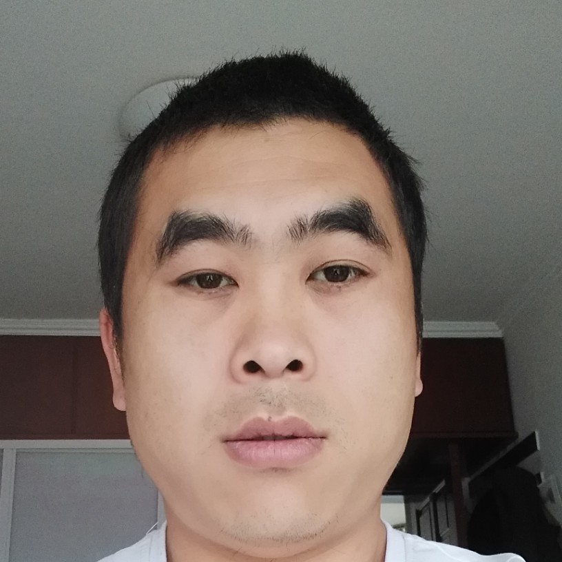 一个人用红酒的照片