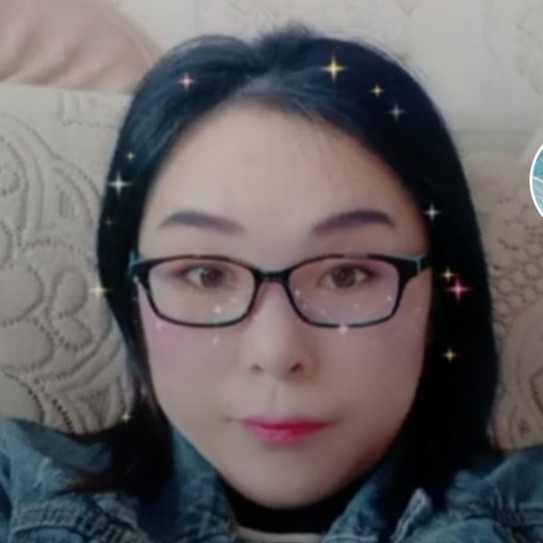 认真扯超短裙的照片