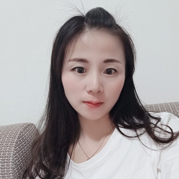 微笑的萝莉的照片