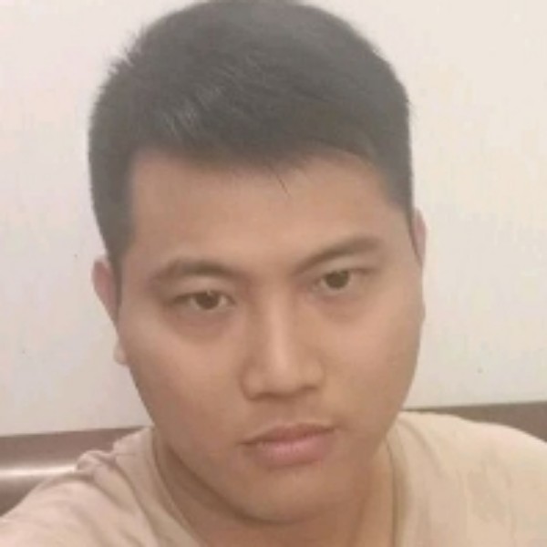 寒风挽手眯眯眼的照片