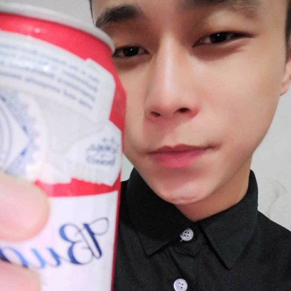 动人漫步枫叶的照片