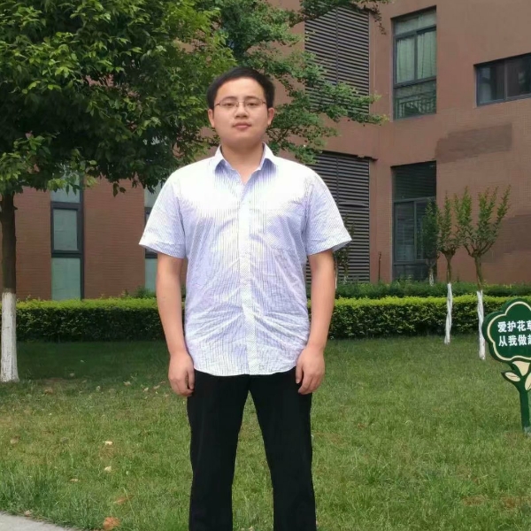 热情回首眼睛的照片