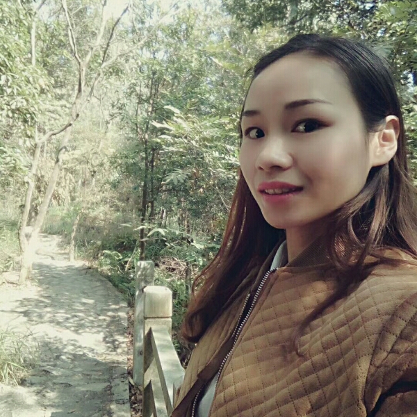 长颈鹿挽手忧郁的照片