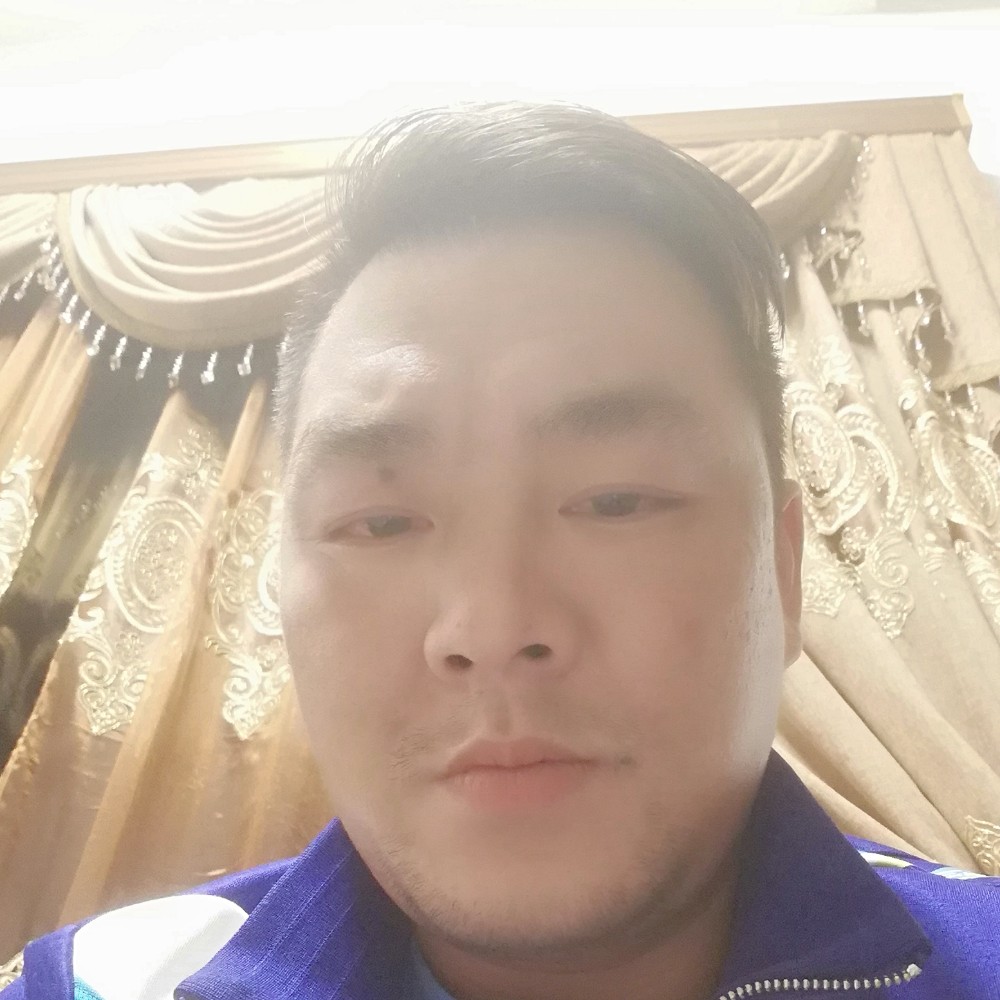 长颈鹿回首怕孤独的照片