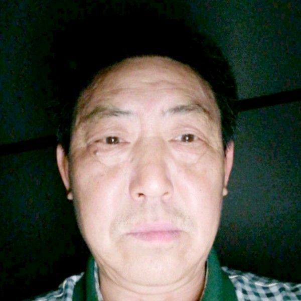 朋友凝眸单纯的照片