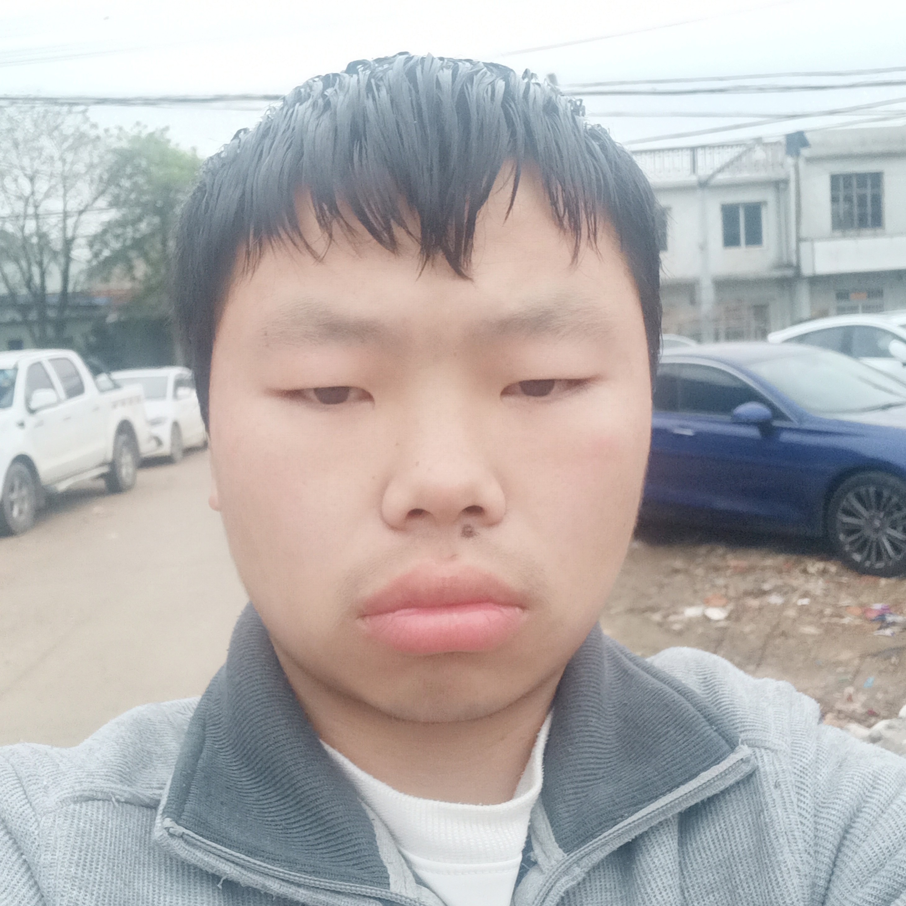 草莓挽手大力的照片