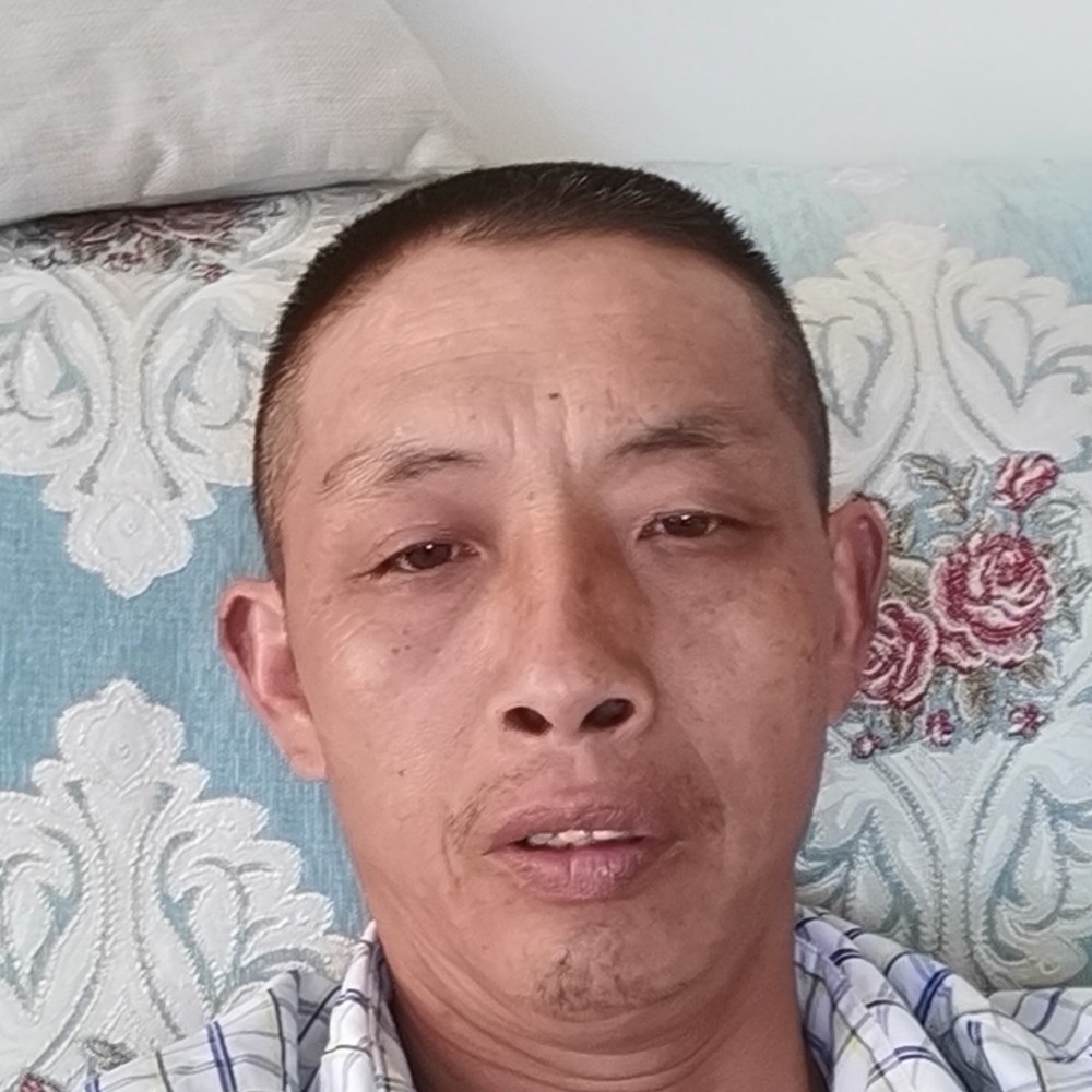 明亮闻香水的照片