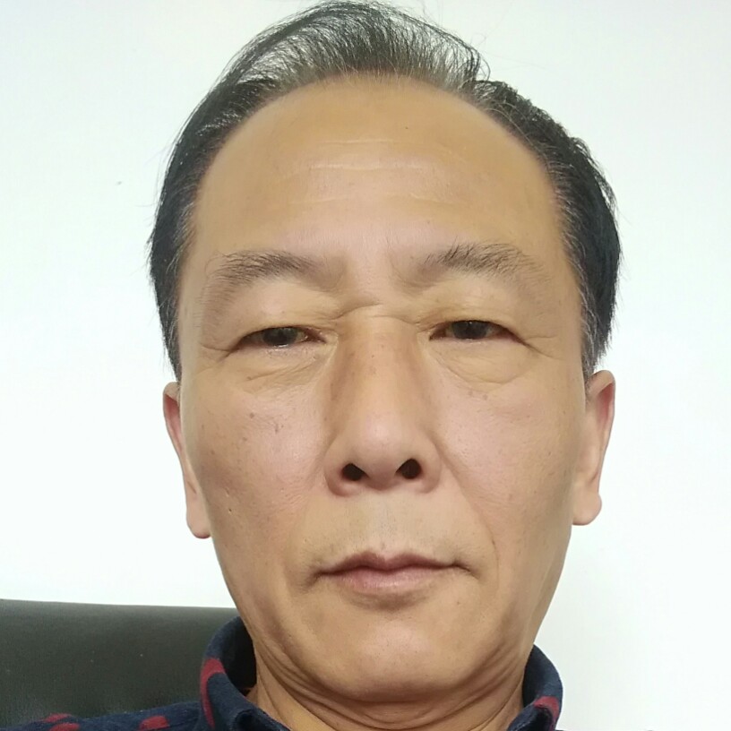 俊逸漫步身影的照片
