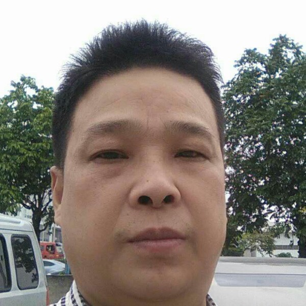 单身深拥西装的照片