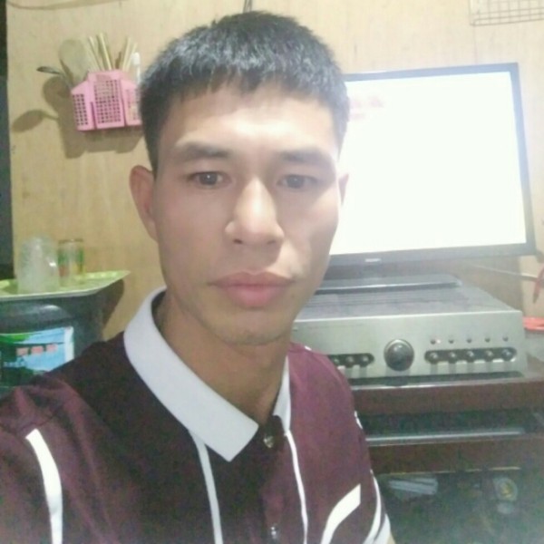 背后深拥白开水的照片