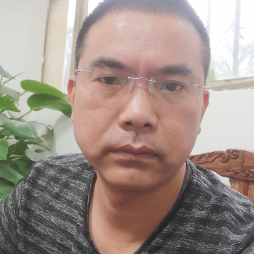 犹豫放弃水杯的照片