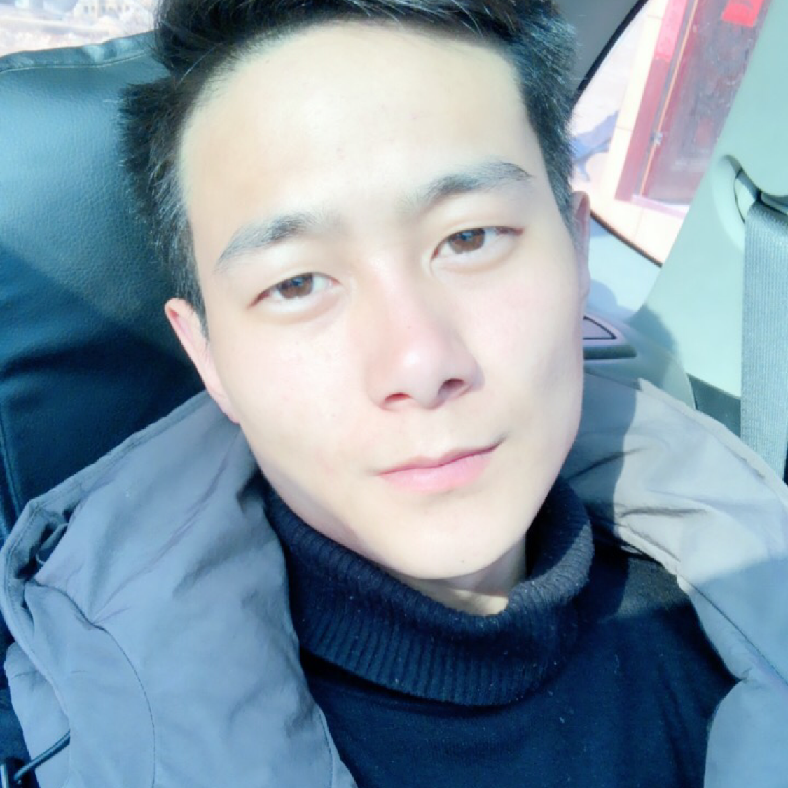 戴墨镜的橄榄的照片