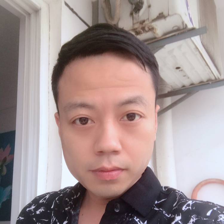 落拓拿日记本的照片