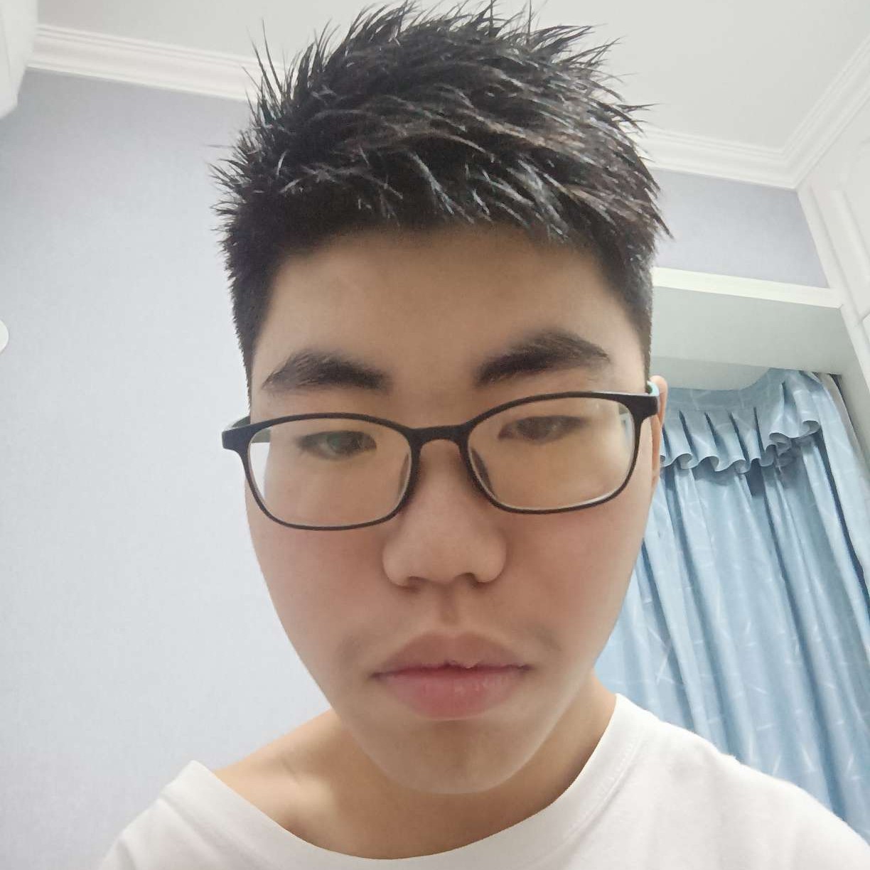 小蜜蜂回眸欢呼的照片