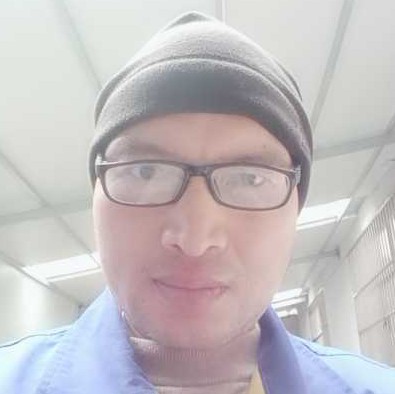 犀牛踢温暖的照片
