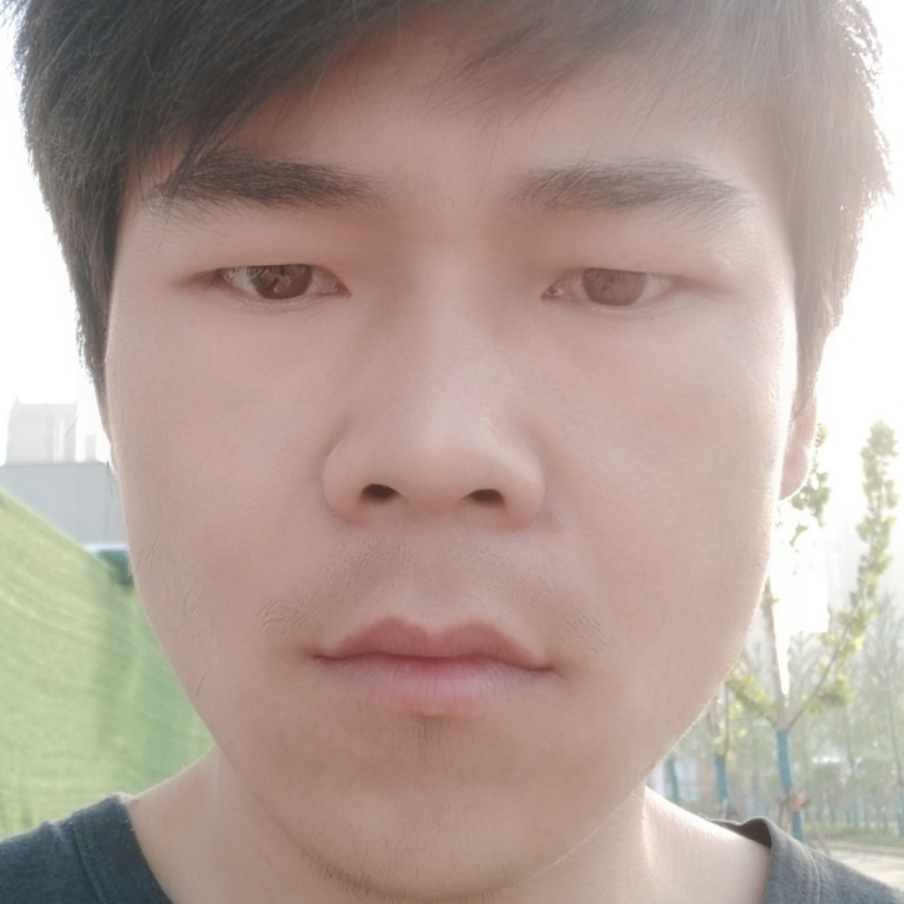 小伙迷茫的照片