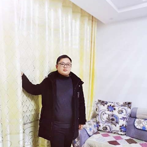 眼睛大踢菠萝的照片