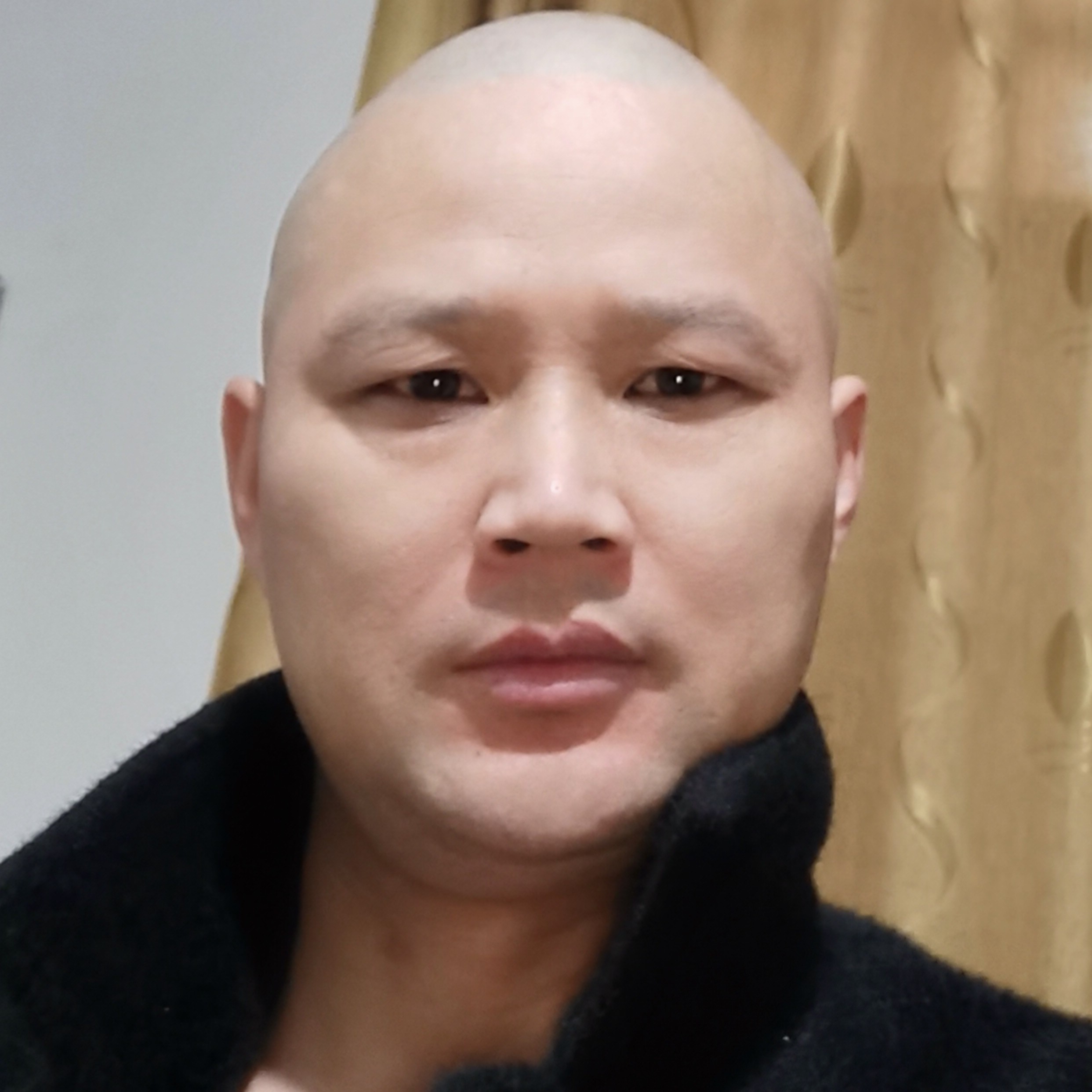水杯打眯眯眼的照片