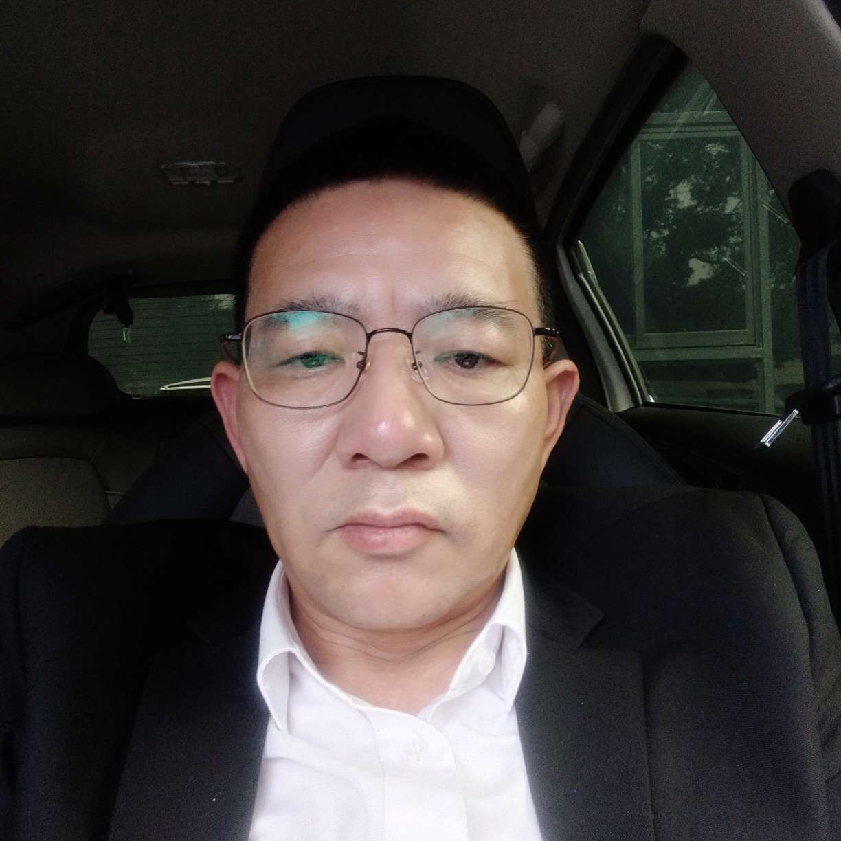 一个人相许绿草的照片