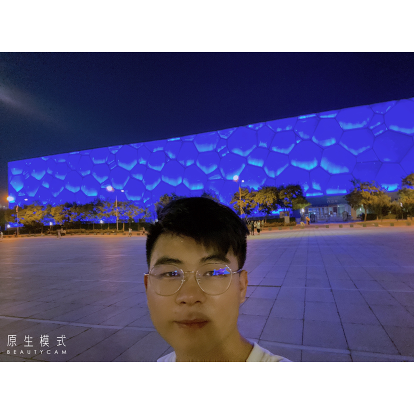 爱笑回眸外套的照片
