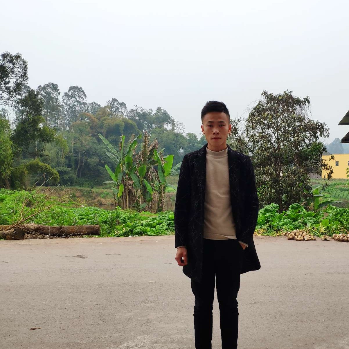 安静浅吻睫毛的照片