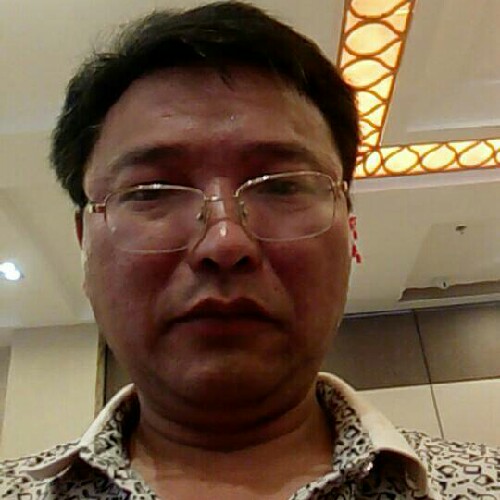 云中飞行的照片