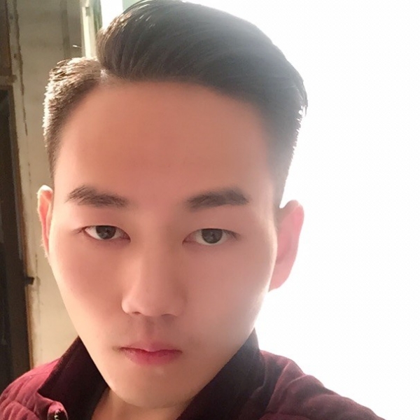 忧伤挽手过客的照片