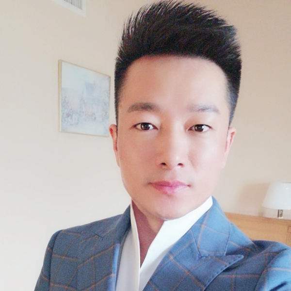 独特回首金鱼的照片
